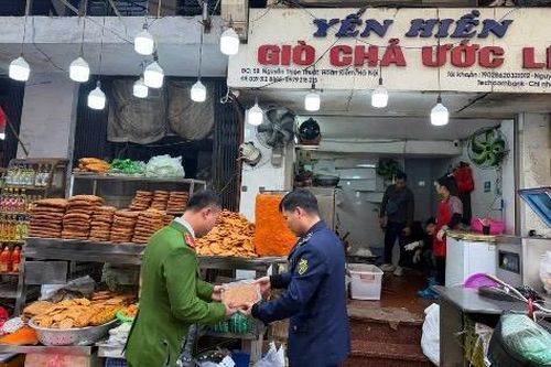 Cửa hàng ở phố cổ Hà Nội bán 300 tấn giò chả chứa hàn the ra thị trường