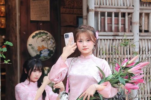 Giới trẻ nô nức check-in áo dài Tết ở làng cổ Đường Lâm