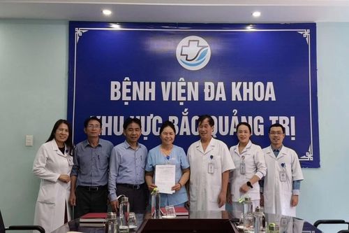Khen thưởng nhân viên y tế trả lại 440 triệu đồng chuyển nhầm