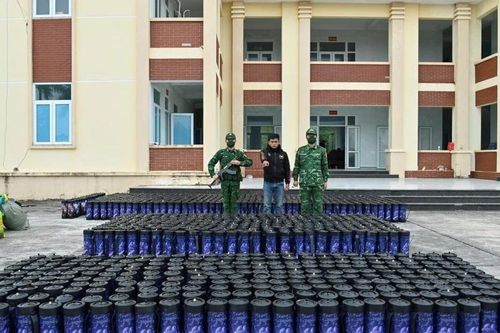 Bắt giữ vụ vận chuyển số lượng 'khủng' khí cười trên biển Quảng Ninh