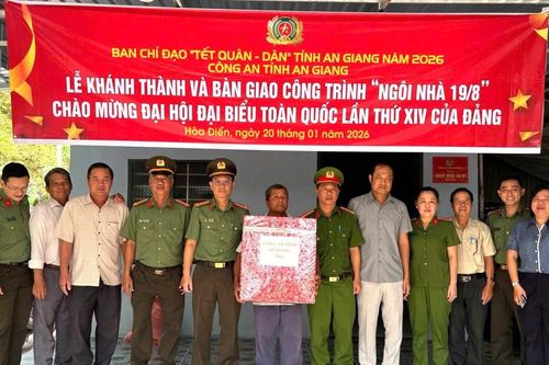 Công an An Giang bàn giao 2 nhà tình nghĩa cho hộ nghèo