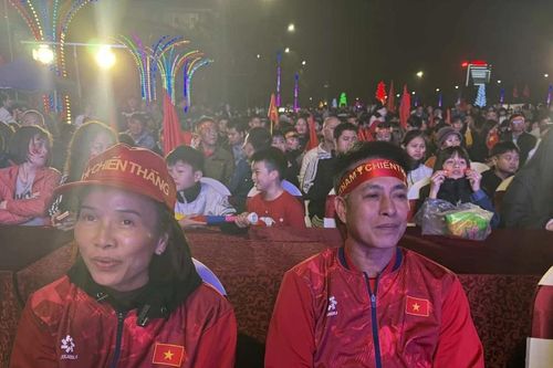 Người dân Hưng Yên đổ về Quảng trường, cùng gia đình Minh Phúc cổ vũ U23 Việt Nam