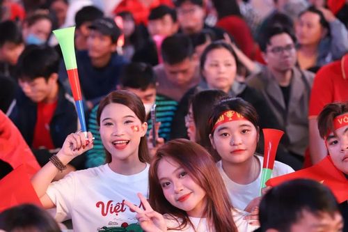 Người hâm mộ 'nhuộm đỏ' phố đi bộ Nguyễn Huệ tiếp lửa các chiến binh sao vàng đấu U23 Trung Quốc