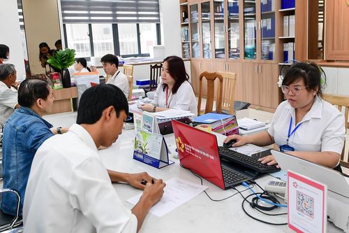 Điều chỉnh biên chế cấp xã, xem xét chuyển biên chế sự nghiệp sang công chức