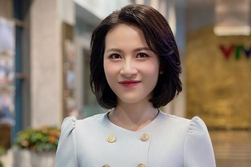 BTV Ngọc Anh xúc động khi bố ngồi xe máy đợi con 2 tiếng ở cổng đài VTV