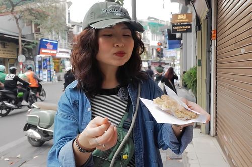 Món 'lạ' ở Hà Nội khiến khách nước ngoài háo hức mua, giá 10.000 đồng/chiếc