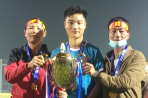 Bố tiền vệ Xuân Bắc nấu cháo gà, cùng 20 người chờ xem bán kết U23 châu Á