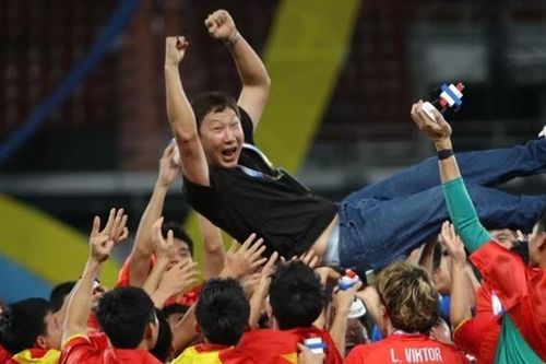 CĐV Trung Quốc khẩu chiến về 'ma thuật' của HLV Kim Sang-sik; Mâu thuẫn âm ỉ giữa MU và dàn huyền thoại CLB