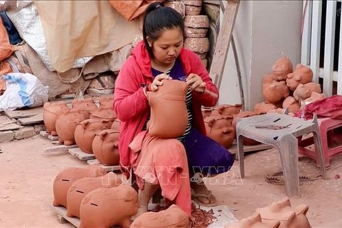 Nhộn nhịp làng nghề lợn đất truyền thống