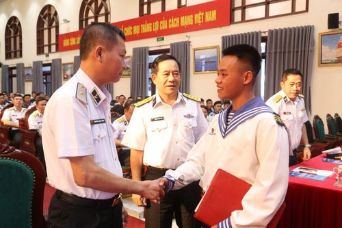 Hải quân tuyên dương lực lượng tham gia cứu trợ, giúp đỡ nhân dân khắc phục hậu quả mưa lũ