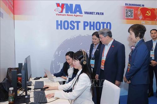 Nhiều đồng chí lãnh đạo thăm khu vực tác nghiệp của TTXVN tại Đại hội XIV của Đảng