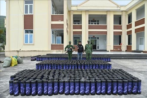 Triệt phá vụ vận chuyển 1.364 bình khí cười trên biển