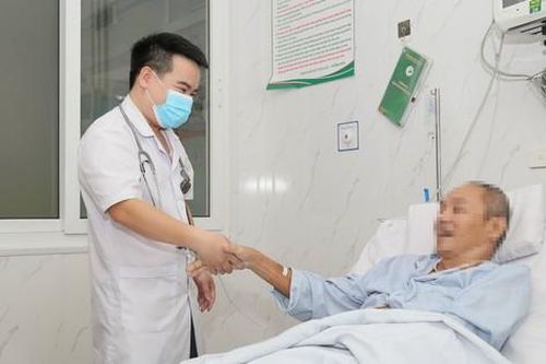 Cấp cứu thành công bệnh nhân đột ngột ngã gục khi chơi tennis
