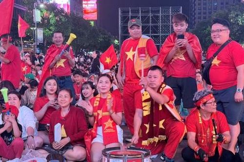 Phố đi bộ Nguyễn Huệ hóa 'khán đài ngoài trời' cổ vũ U23 Việt Nam