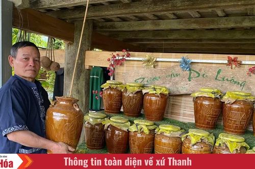 Bên chóe rượu cần