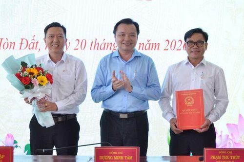 Công bố thành lập Trung tâm Dịch vụ tổng hợp xã Hòn Đất
