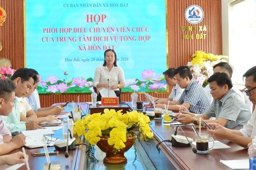 Thống nhất điều chuyển 3 viên chức của Trung tâm Dịch vụ tổng hợp xã Hòn Đất về các xã