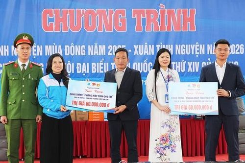 Đoàn Thanh niên phường Từ Sơn tặng 2 phòng máy tính cho trường học miền núi