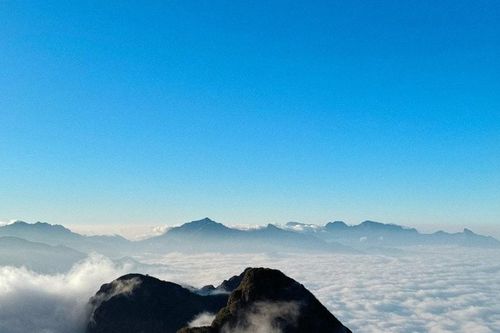 Ngũ Chỉ Sơn: Chinh phục 'bàn tay khổng lồ' và săn biển mây kỳ ảo tại Lào Cai