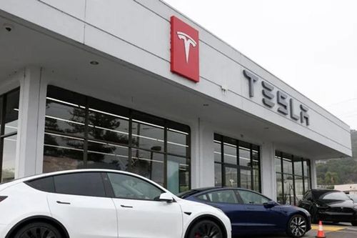 Tesla Model Y bay vọt lên không trung sau cú va chạm mạnh tại Trung Quốc