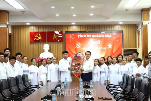Trưởng Ban Tổ chức Tỉnh ủy Khánh Hòa Lương Đức Hải tiếp Ban đại diện Hội thánh Cao đài Tòa thánh Tây Ninh tỉnh đến chúc Tết Tỉnh ủy