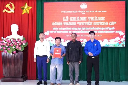 Ủy ban MTTQ Việt Nam xã Vạn Ninh khánh thành công trình 'Tuyến đường cờ'