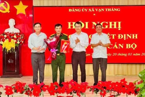 Đảng ủy xã Vạn Thắng công bố và trao quyết định về công tác cán bộ