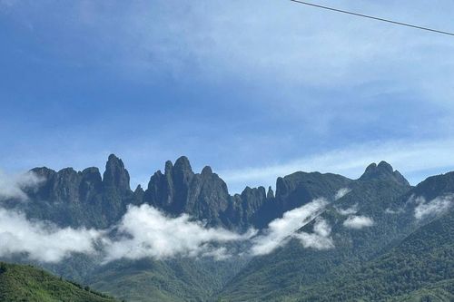 Ngũ Chỉ Sơn: Chinh phục đỉnh núi bàn tay và biển mây huyền ảo vùng Tây Bắc