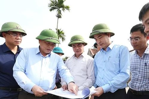 Phó Chủ tịch UBND tỉnh Đinh Công Sứ kiểm tra khắc phục sự cố sạt lở bờ vở sông Thao