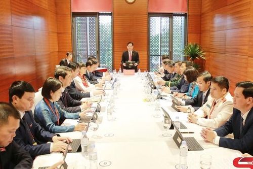 Đoàn đại biểu Đảng bộ tỉnh Sơn La thảo luận Văn kiện Đại hội XIV của Đảng
