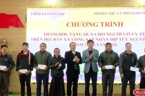 Thăm, tặng quà người có uy tín xã Lóng Sập và Vân Hồ