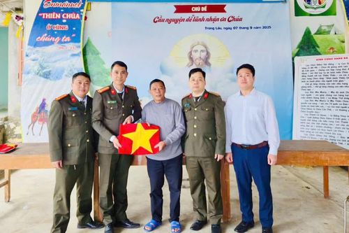 Tặng cờ Tổ quốc cho các cơ sở tôn giáo nhân dịp chào mừng Đại hội XIV của Đảng