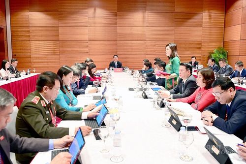 Đại biểu dự Đại hội toàn quốc lần thứ XIV của Đảng thảo luận tại đoàn