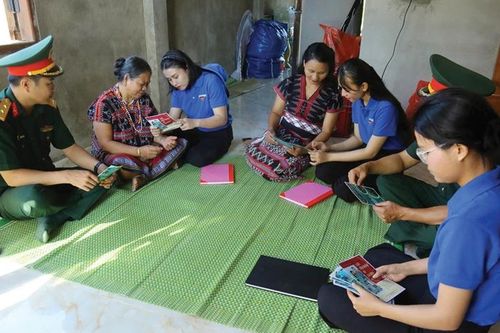 Màu áo xanh tri thức trẻ đến với bà con đồng bào