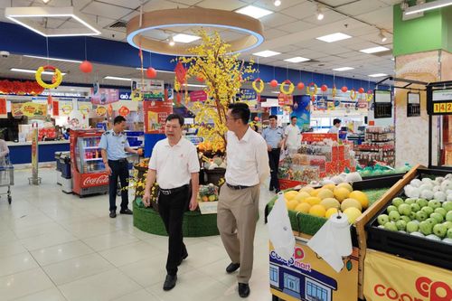Kiểm tra, hướng dẫn phòng, chống buôn lậu, hàng giả trong cao điểm Tết Nguyên đán 2026 tại Đồng Nai