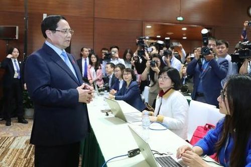 Thủ tướng thăm trung tâm báo chí, động viên phóng viên tác nghiệp tại Đại hội XIV của Đảng