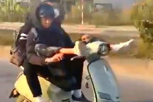 Quảng Ninh: Lái xe bằng chân, thanh niên bị tịch thu phương tiện