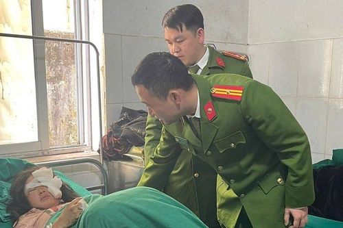 Tuyên Quang: Công an xã Mèo Vạc băng rừng cứu thai phụ bị đá lăn trúng người