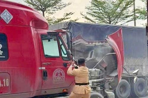 Hà Nội: CSGT kịp thời khống chế đám cháy trên xe container đang lưu thông