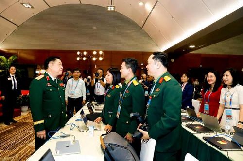 Đại tướng Nguyễn Trọng Nghĩa thăm và động viên phóng viên tác nghiệp tại Đại hội Đảng