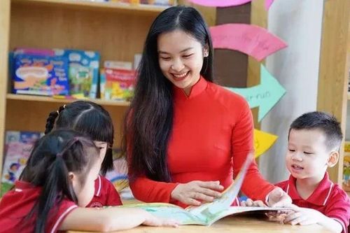 Giáo viên không được lợi dụng chức danh nhà giáo và hoạt động nghề nghiệp để làm gì?