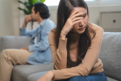 Vì tôi ở rể nên vợ không cho phép biếu tiền Tết nhà nội bằng nhà ngoại