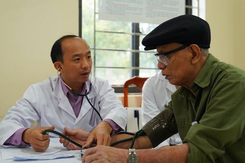 Khám bệnh, tư vấn sức khỏe và cấp phát thuốc miễn phí tại xã Kiều Phú