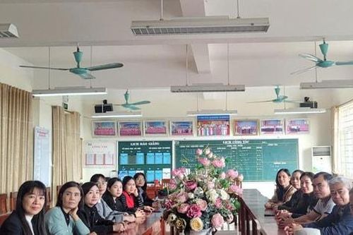 Các tầng lớp nhân dân Thủ đô dõi theo phiên khai mạc Đại hội XIV của Đảng