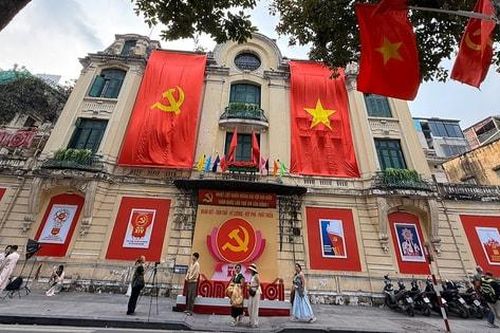 Không khí Đại hội XIV của Đảng tại góc phố 'huyền thoại' bên hồ Hoàn Kiếm