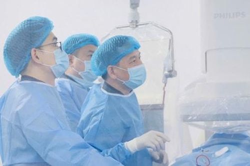 Can thiệp bít thông liên nhĩ qua da thành công cho bệnh nhân người Campuchia