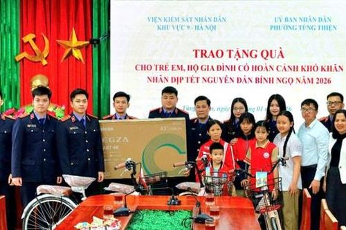 Viện Kiểm sát nhân dân khu vực 9 - Hà Nội tặng quà tết cho trẻ em, hộ gia đình khó khăn ở Tùng Thiện