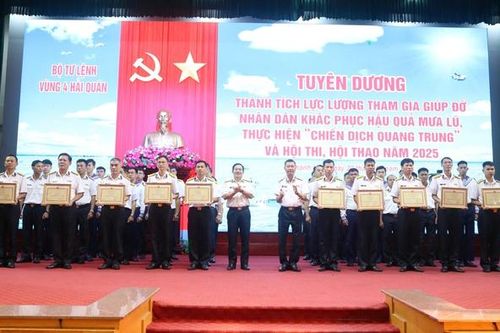 Vùng 4 Hải quân tuyên dương lực lượng khắc phục hậu quả mưa lũ