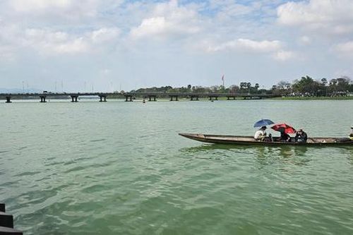Nhiều giờ ngụp lặn tìm 2 cây vàng bị đánh rơi dưới sông Hương