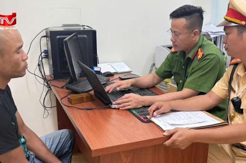 Tạm giữ đối tượng lái xe ô tô gây náo loạn